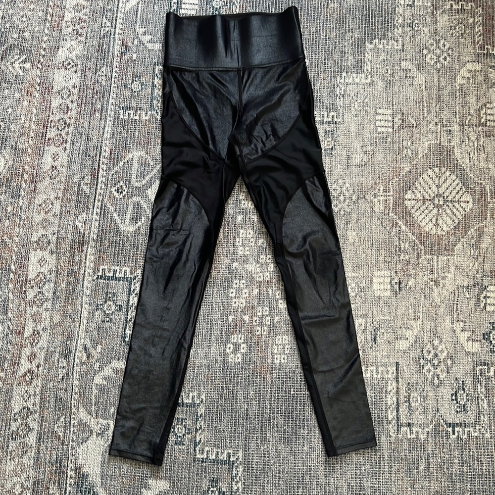 USED GOOD, Carbon 38 partly shimmer leggings. Min. pilling (photo) 24 inch. Xs